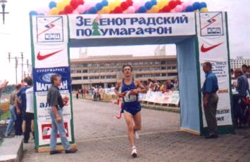 Алексей Коробов первым пересекает финишную черту