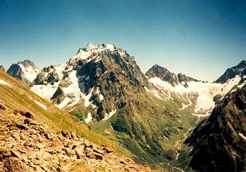 dombai3.JPG (23371 bytes)
